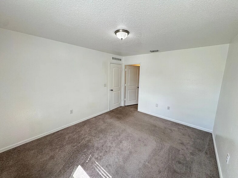 Building Photo - 910 Nancy Ct
