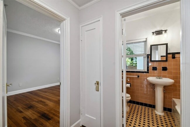 Building Photo - 2918 W Coachman Ave