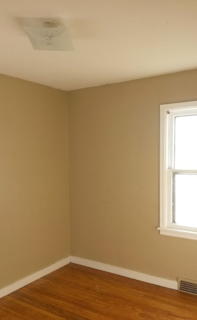 Building Photo - 1421 E 4th St