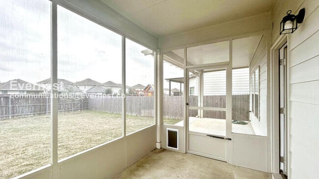 Building Photo - 5 Bed / 2 Bath Home with Fenced Yard & Garage / Pet-Friendly / Vouchers Accepted / Available Now!...