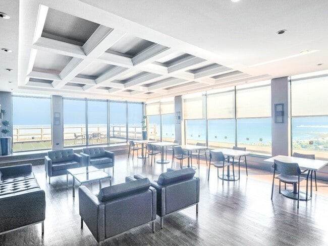 Building Photo - 2650 N Lakeview Ave