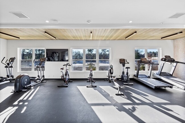 Building Photo - 635 Main St