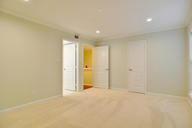 Building Photo - 3024 Hulen Ct
