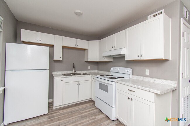 Building Photo - 501 Root Ave