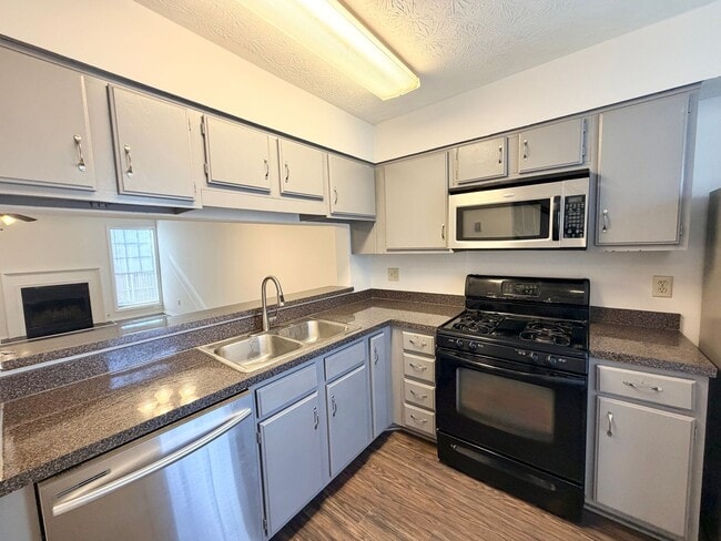 Building Photo - Gorgeous Doraville 2 Bed-2.5 Bath Townhouse, Roommate Floor plan!