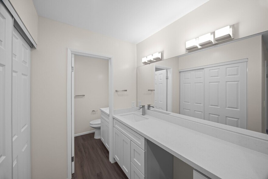 Building Photo - Resort-Style 2-Bed, 2-Bath Condo with Lake...