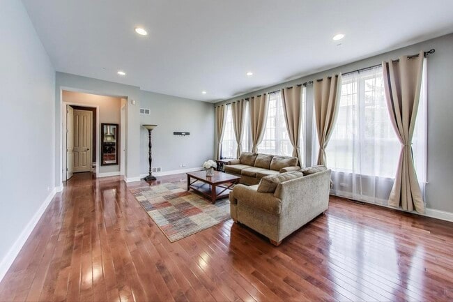 Building Photo - 613 Kinnear Cove