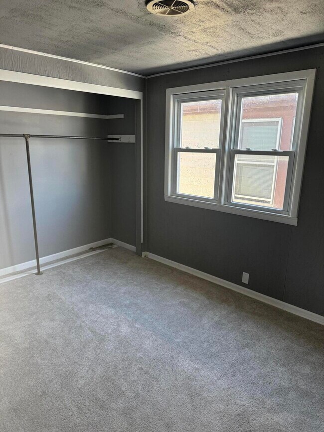 Building Photo - 1802 W Keefe Ave