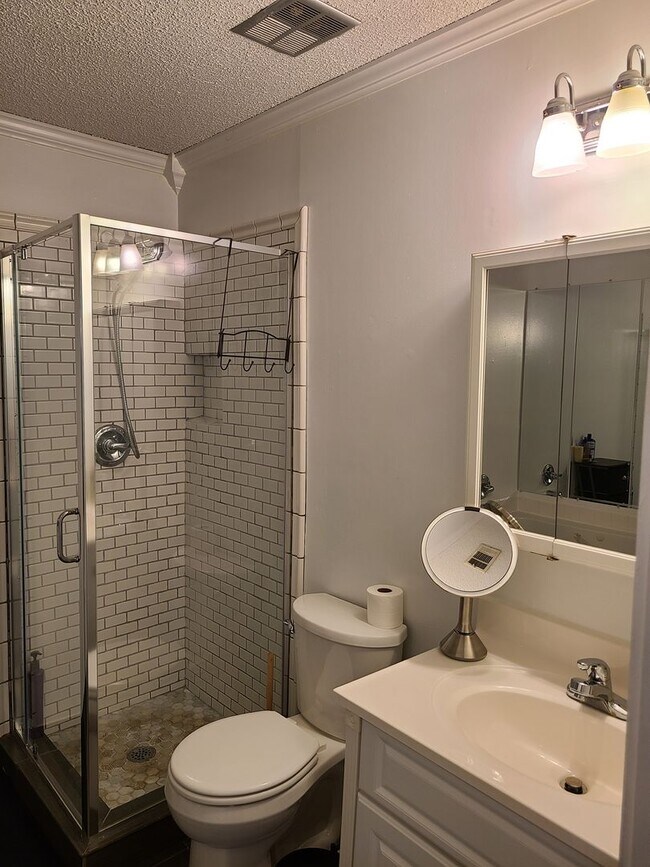 Building Photo - Cozy Home in Prime Location!