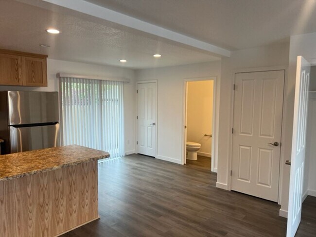 Building Photo - 1106-1108 W 11TH