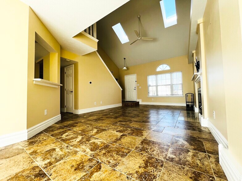 Building Photo - 9240 Crossing Dr