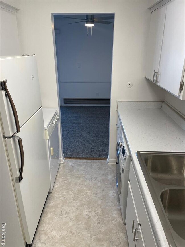 Building Photo - 1824 Colonial Village Way