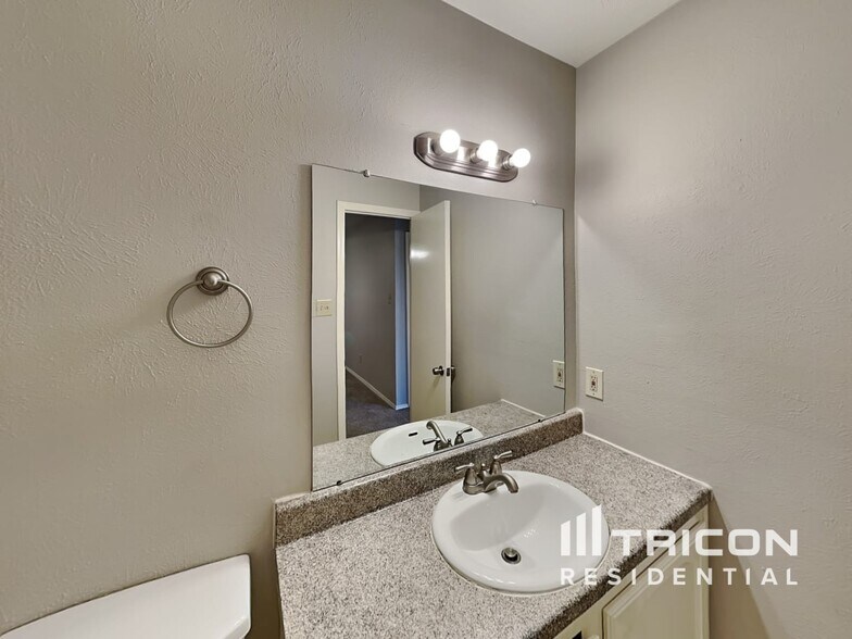 Building Photo - 1378 Southridge Dr