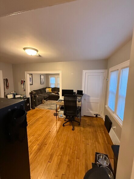Building Photo - 3029 S Hanson Ave
