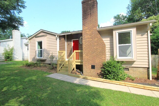 Building Photo - Charming 2 Bedroom, Large lot fenced in yard