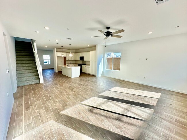 Building Photo - BRAND NEW 5 Bedroom Home In Riverstone Com...