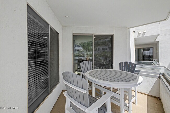 Building Photo - 945 E Playa Del Norte Dr