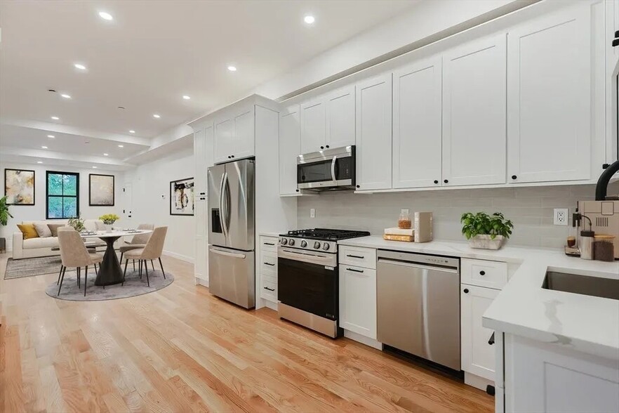 Building Photo - 12 George St