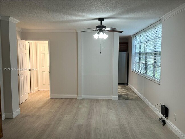 Building Photo - 9410 Live Oak Pl