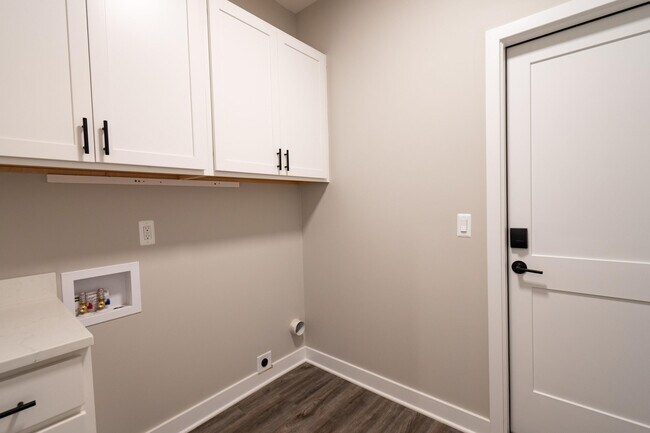 Building Photo - 8441 Oak Shade Cir