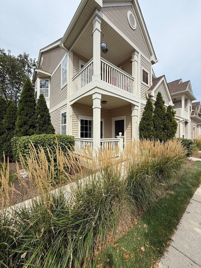 Building Photo - 2250 Aurora Dr