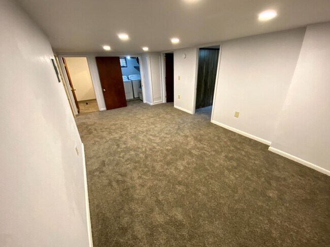 Building Photo - 4 Bedroom 1.5 Bath House with Washer and D...