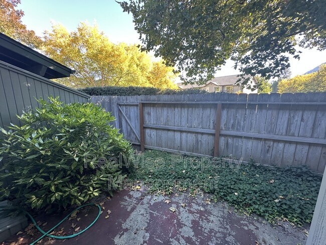 Building Photo - 1105 Excalibur Dr