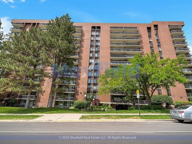 Building Photo - NEWLY REMODELED FLOORING!! Salt Lake City - Heart of Downtown - 2BD - 2BTH - 1GAR PARKING