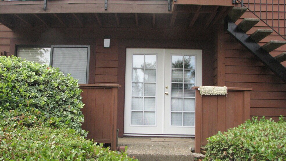 Building Photo - 3180 Country Club Dr