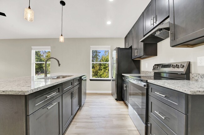 Building Photo - 3 Bed 2 Bath Duplex