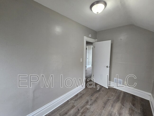 Building Photo - 214 Edwards St