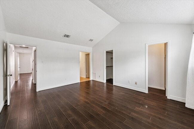 Building Photo - 927 Memorial Village Dr