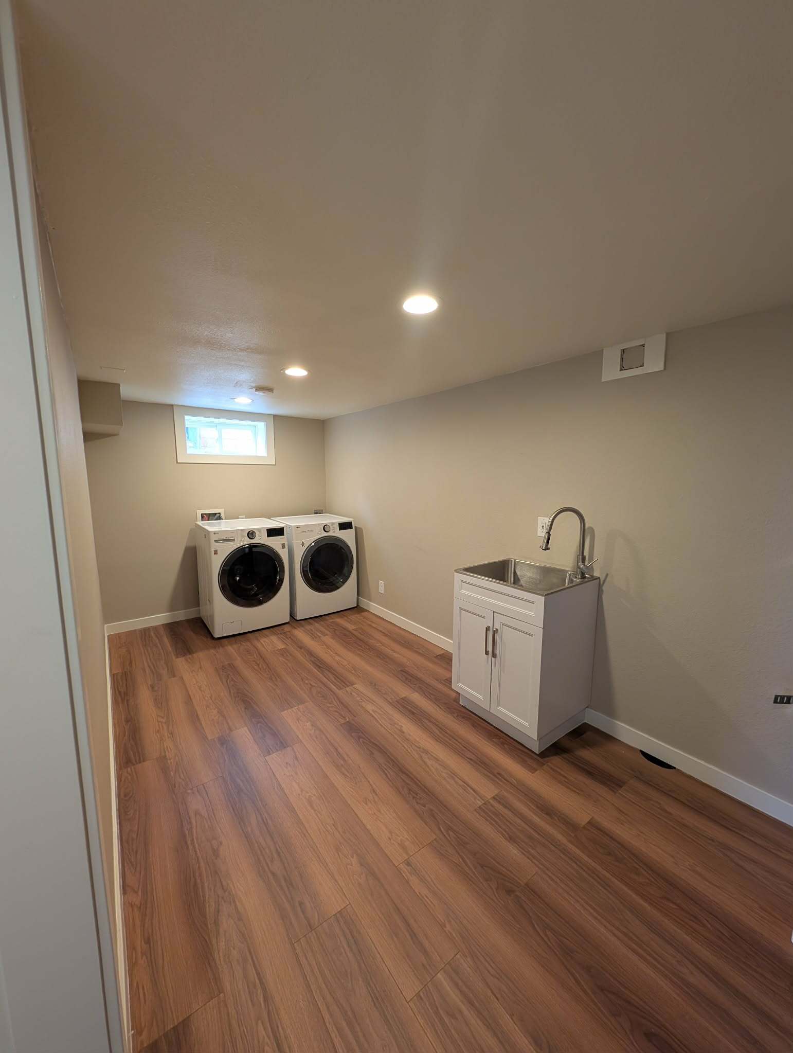 Laundry area - 2907 W Princeton Ave
