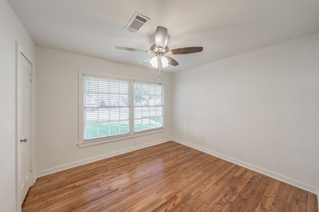 Building Photo - CHARMING HOME Close to TCU Campus!