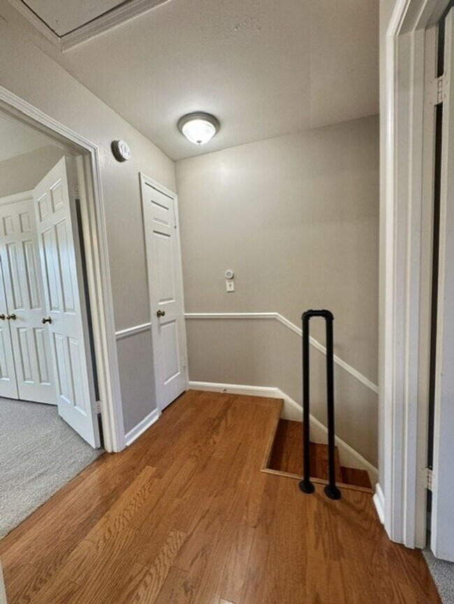 Building Photo - 2 Bed, 1.5 Bathroom Townhome with 2 Vehicle Carport