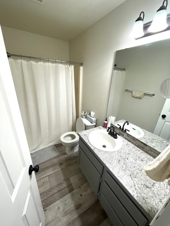 Building Photo - Remodeled 3-Bedroom Duplex Home in North G...