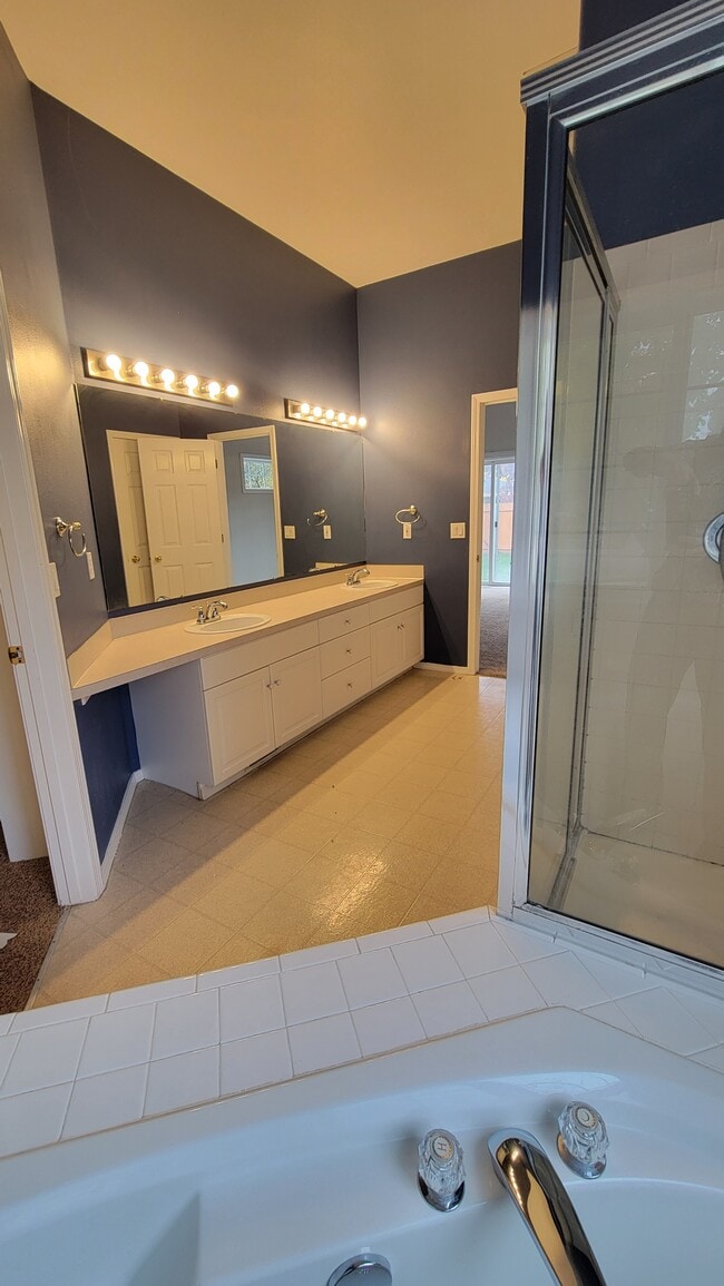 Building Photo - 917 W Greenhead St