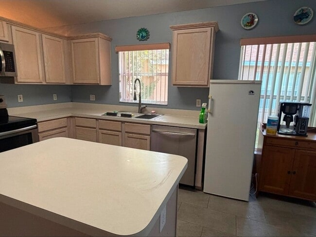 Building Photo - 4 BED / 2 BATH / 2 CAR GARAGE - ORLANDO (H...