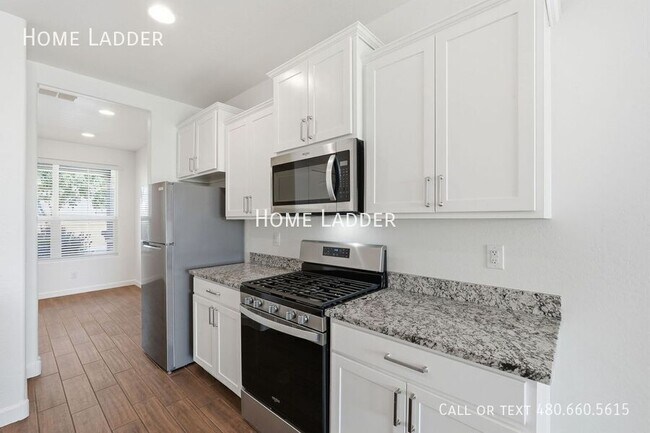 Building Photo - 2713 N Camden Dr