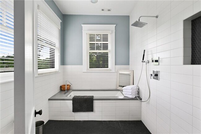 Building Photo - 635 Bonaventure Ave NE