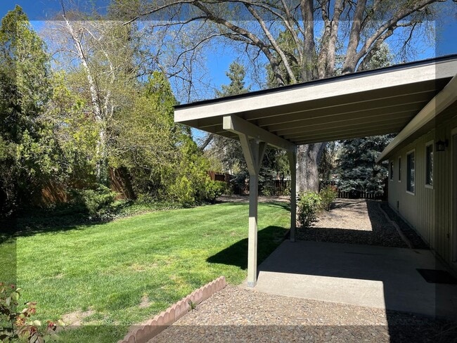 Building Photo - Very Nice 3 Bedroom 2 Bath Home-Located on a Corner Lot
