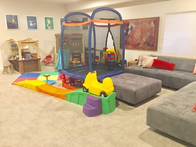 Building Photo - Lovely and Light Open Concept Louisville H...
