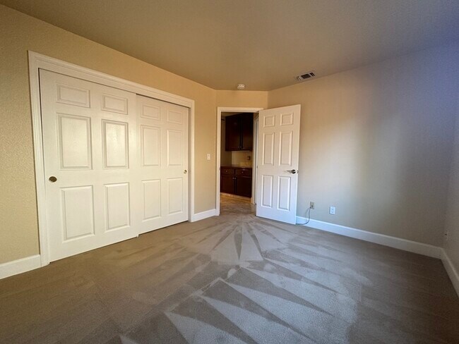 Building Photo - Beautiful 4 Bedroom Single Story For Rent in Gold River!