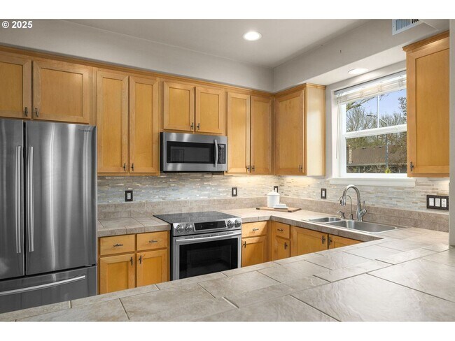 Building Photo - Beautiful Newly Renovated Spacious 3 Bedroom Home!