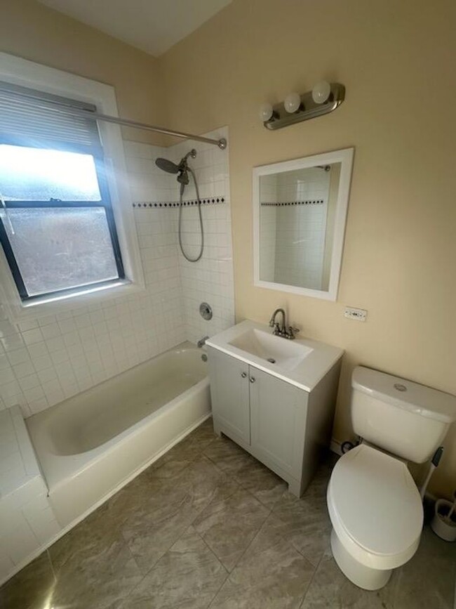 Building Photo - Large 3 bedroom 2 bathroom Condo with Cent...