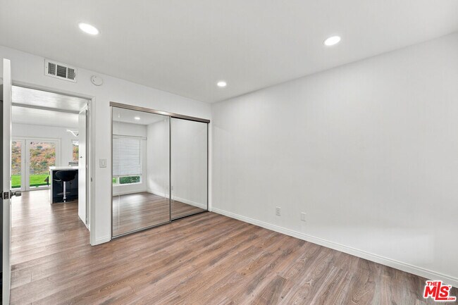Building Photo - 4355 Chaumont Rd