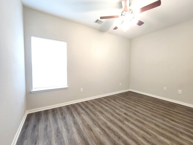 Building Photo - 4/2/2 Townhome
