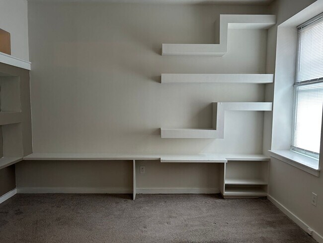 Primary Photo - Bright Studio with lots of Built in shelving
