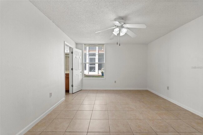 Building Photo - 530 Orange Dr