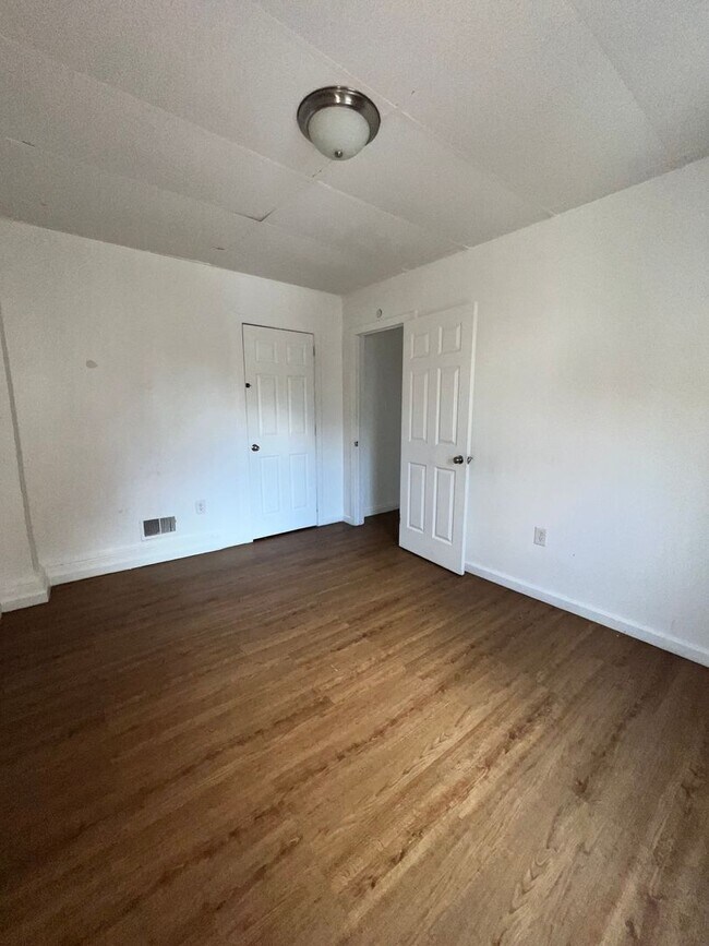 Building Photo - 3 Bedroom 1 Bath Home Available